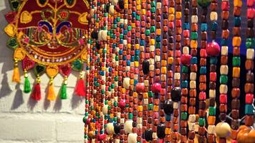 Una pared decorada con cuentas coloridas y un adorno colgante.