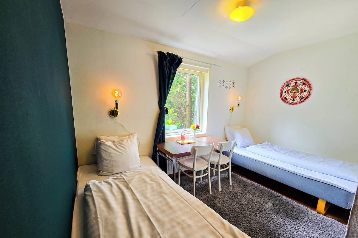 Comfort Twin kamer | Individueel gedecoreerd, individueel gemeubileerd, een bureau