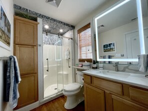 Douche, sĂšche-cheveux, serviettes fournies, savon