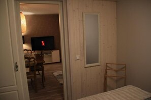 1 Schlafzimmer, Schreibtisch, Bügeleisen/Bügelbrett, Reisekinderbett
