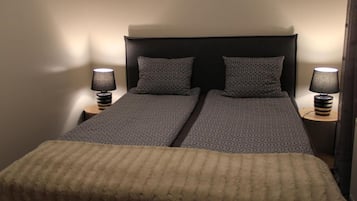 1 habitación, escritorio, tabla de planchar con plancha y cuna de viaje