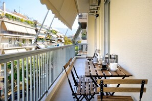Outdoor dining - "Athens Delight" Apartment in Pagrati (Athina)