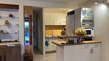 Een koelkast, een magnetron, een oven, een kookplaat