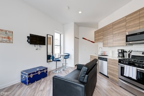 Kylskåp, mikrovågsugn, ugn och diskmaskin