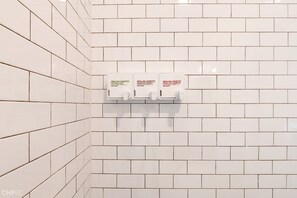 Ducha, secador de pelo, toallas