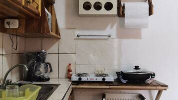 Microwave, toaster, blender, cookware/dishes/utensils