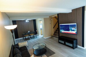 Smart TV - City 2 bedroom townhome with fireplace (Calgary)