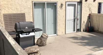 Cheerful 2 bedroom townhome with fireplace