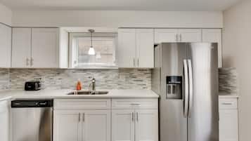 Geladeira, micro-ondas, fogão, lava-louças