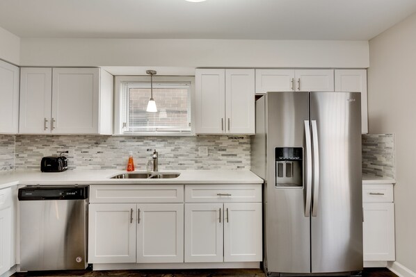 Jääkaappi, mikroaaltouuni, uuni, astianpesukone