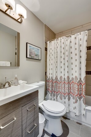 Suihku, hiustenkuivaaja, pyyhkeet