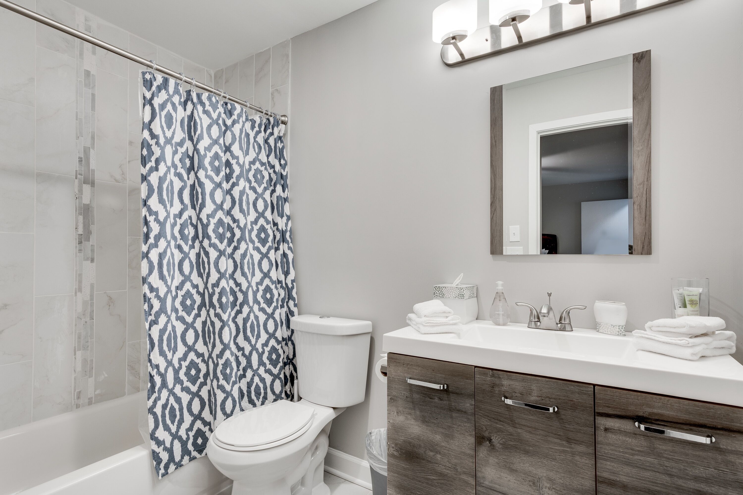 Een douche, een haardroger, handdoeken