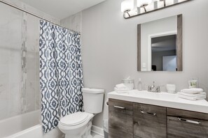 Regadera, secadora de cabello, toallas 