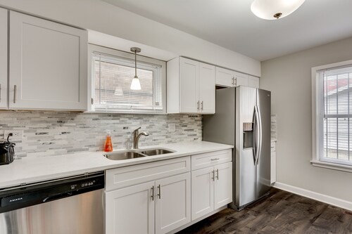 Great Location! Walk to the Best Restaurants, Bars, and Shops... Plus THE UNITED CENTER! by AllSet Turnover