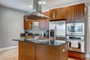 Kjøleskap, mikrobølgeovn, ovn og oppvaskmaskin