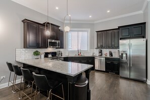 Fridge, microwave, oven, dishwasher - GARAGE PARKING! Stay in, Walk to Great Local Spots, Grab the CTA, or Hop on I-290 - the Perfect Location for All Your Adventures by AllSet Turnover (Chicago)