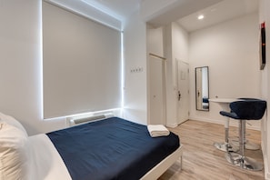 Een strijkplank/strijkijzer, wifi, beddengoed
