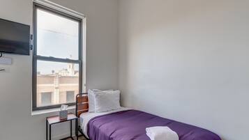 Tabla de planchar con plancha, wifi y ropa de cama