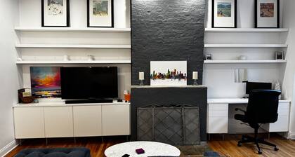 Walk to Lincoln Park, North Avenue Beach, and Second City! Lovely Old Town Charm! by AllSet Turnover