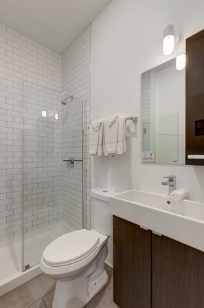 シャワー、ヘアドライヤー、タオル