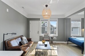 Een strijkplank/strijkijzer, wifi, beddengoed