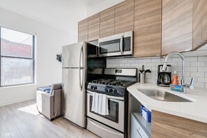 Fridge, microwave, oven, dishwasher - Cabin 308 by 747 Lofts (Chicago)