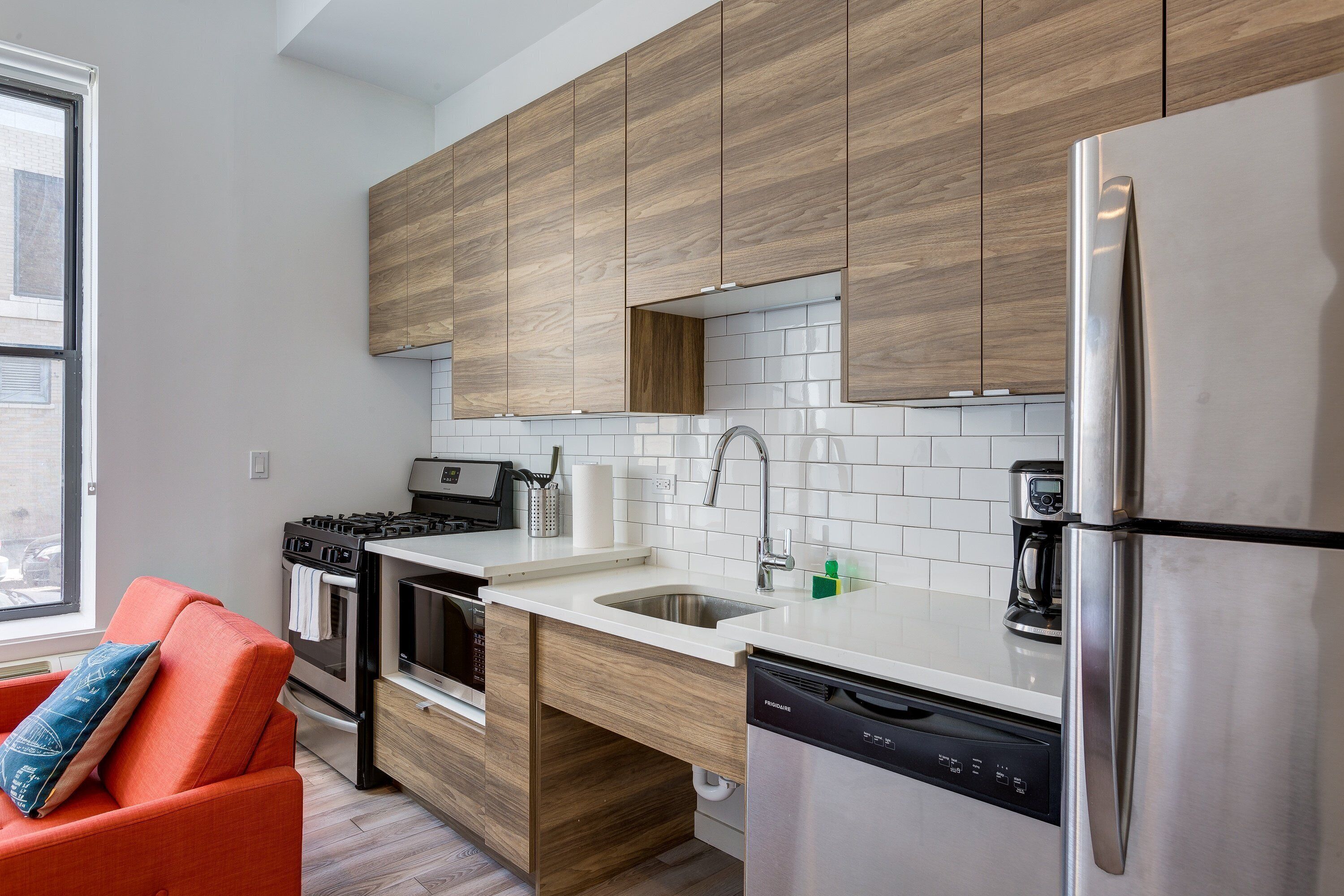 Refrigerador, microondas, horno y cafetera y tetera 