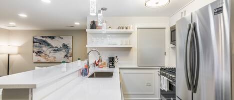 Refrigerador, microondas, horno, lavavajillas