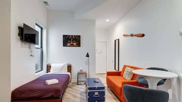 Tabla de planchar con plancha, wifi y ropa de cama