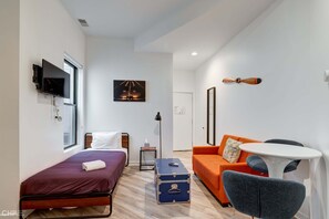 Iron/ironing board, WiFi, bed sheets - Cabin 305 by 747 Lofts (Chicago)