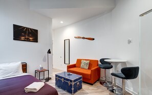 Tabla de planchar con plancha, wifi y ropa de cama
