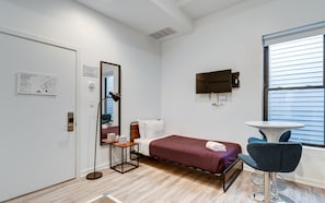 Tabla de planchar con plancha, wifi y ropa de cama