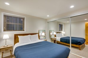 2 bedrooms, iron/ironing board, travel crib, WiFi - Relaxing in Ravenswood - This Neighborhood is Great for Any Group and Close to Everything! by AllSet Turnover (Chicago)