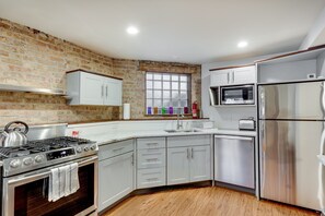 Fridge, microwave, oven, dishwasher - Relaxing in Ravenswood - This Neighborhood is Great for Any Group and Close to Everything! by AllSet Turnover (Chicago)