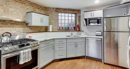 Relaxing in Ravenswood - This Neighborhood is Great for Any Group and Close to Everything! by AllSet Turnover
