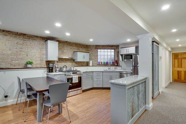 Fridge, microwave, oven, dishwasher - Relaxing in Ravenswood - This Neighborhood is Great for Any Group and Close to Everything! by AllSet Turnover (Chicago)
