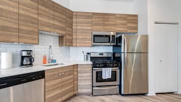 Kühlschrank, Mikrowelle, Ofen, Geschirrspüler
