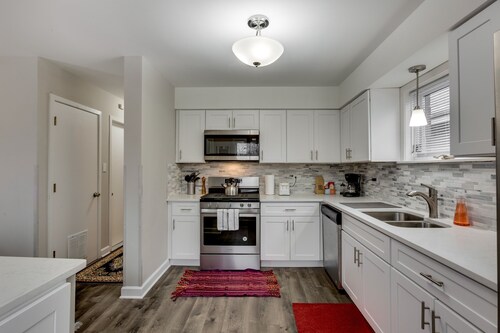 WALK TO THE UNITED CENTER! No Easier Way to See Your Bulls and Blackhawks in Action! by AllSet Turnover