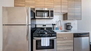 Kjøleskap, mikrobølgeovn, ovn og oppvaskmaskin