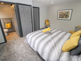 4 habitaciones, decoración personalizada y muebles diferentes 