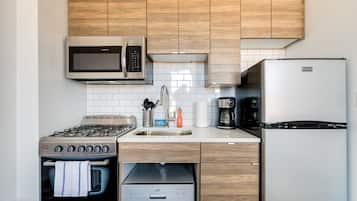 Room | Private kitchen | Fridge, oven, coffee/tea maker, toaster