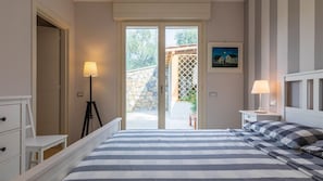House (2 Bedrooms) | 2 bedrooms, laptop workspace, iron/ironing board, bed sheets