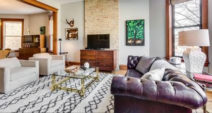Garage Parking - Vintage Charm - and a Fabulous Location! Easily Enjoy the Best of Chicago! by AllSet Turnover