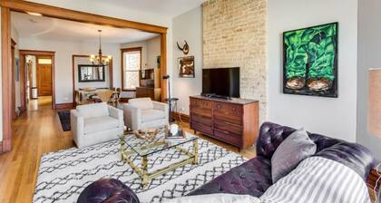 Garage Parking - Vintage Charm - and a Fabulous Location! Easily Enjoy the Best of Chicago! by AllSet Turnover