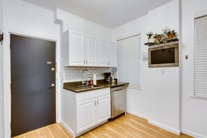 Refrigerador, microondas, horno y cafetera y tetera 