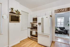 Private kitchen - A Lovely Home Away from Home for a Fabulous Windy City Getaway by AllSet Turnover (Chicago)
