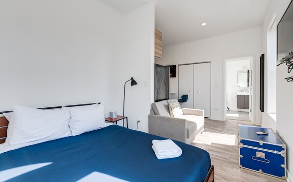 Iron/ironing board, WiFi, bed sheets - Cabin 208 by 747 Lofts (Chicago)