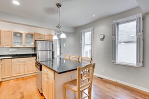 Fridge, microwave, oven, dishwasher - PET FRIENDLY! Historic River West Neighborhood - Easy Access to O'Hare by AllSet Turnover (Chicago)