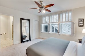 3 bedrooms, iron/ironing board, travel cot, WiFi - PET FRIENDLY! Historic River West Neighborhood - Easy Access to O'Hare by AllSet Turnover (Chicago)