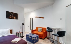 Tabla de planchar con plancha, wifi y ropa de cama